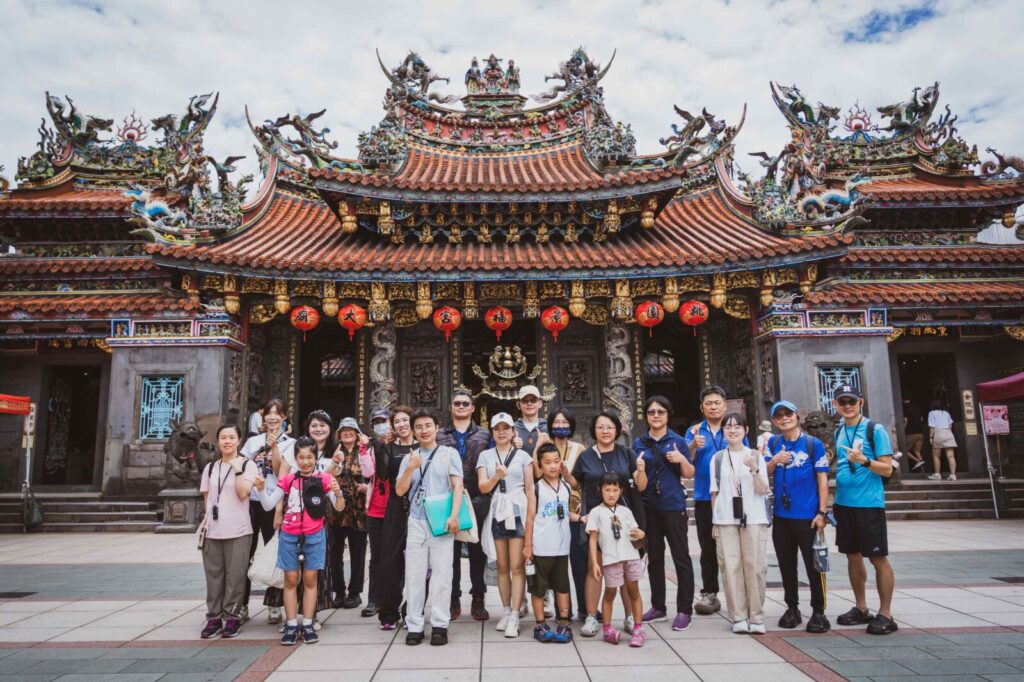 跨越新舊時空《舊城散步趣Ⅱ》串聯桃園百大文化基地 漫遊雙城街弄 - 台北郵報 | The Taipei Post 《舊城散步趣Ⅱ- 桃園區》民眾於桃園大廟景福宮合影 圖/桃園城市創意設計中心提供