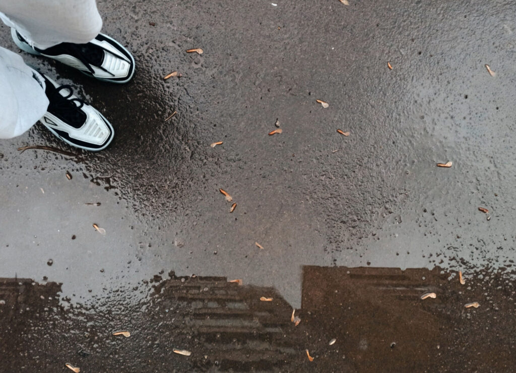 雨天鞋濕別慌！6大極速乾鞋技巧 不傷鞋又能除臭