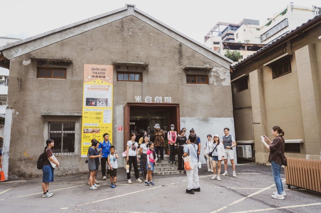 跨越新舊時空《舊城散步趣Ⅱ》串聯桃園百大文化基地 漫遊雙城街弄 - 台北郵報 | The Taipei Post 《舊城散步趣Ⅱ- 桃園區》走讀至米倉劇場認識地方藝術文化場域 圖/桃園城市創意設計中心提供