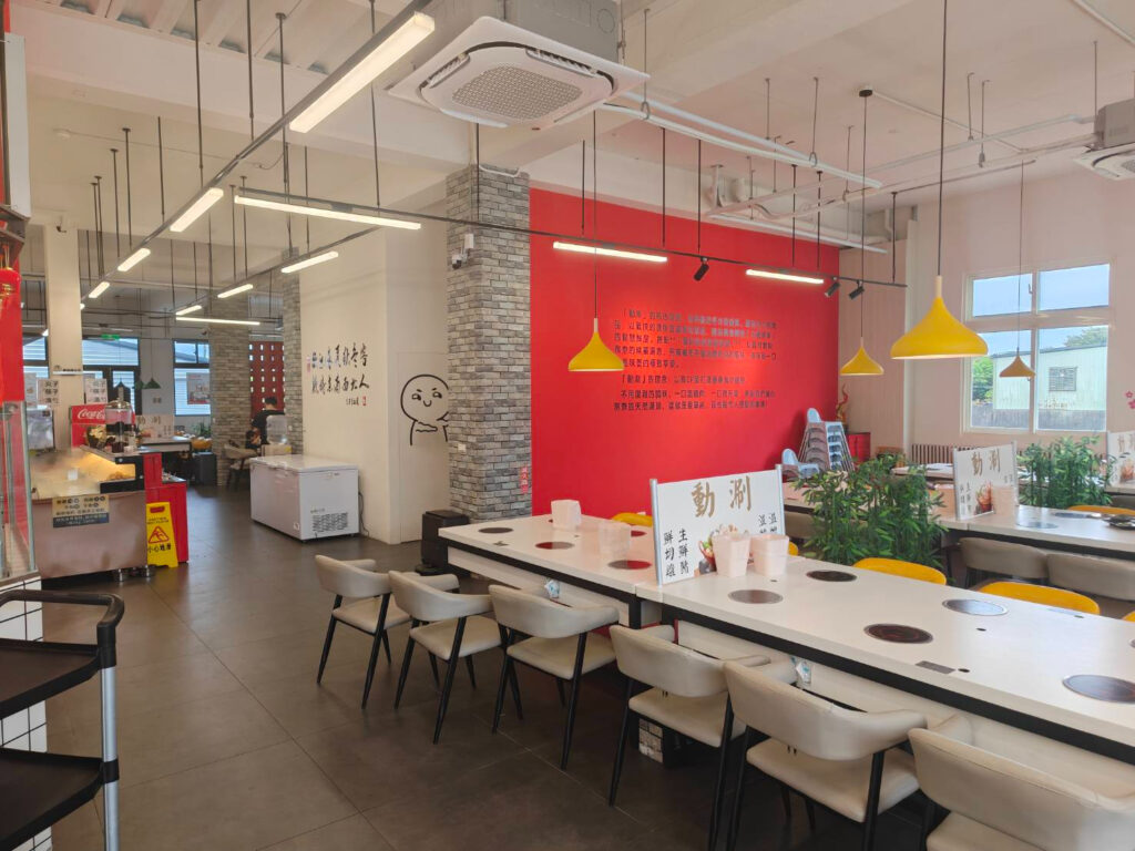 店內環境寬敞明亮,提供舒適的用餐空間與聚餐桌位。圖/動涮溫體涮涮鍋提供