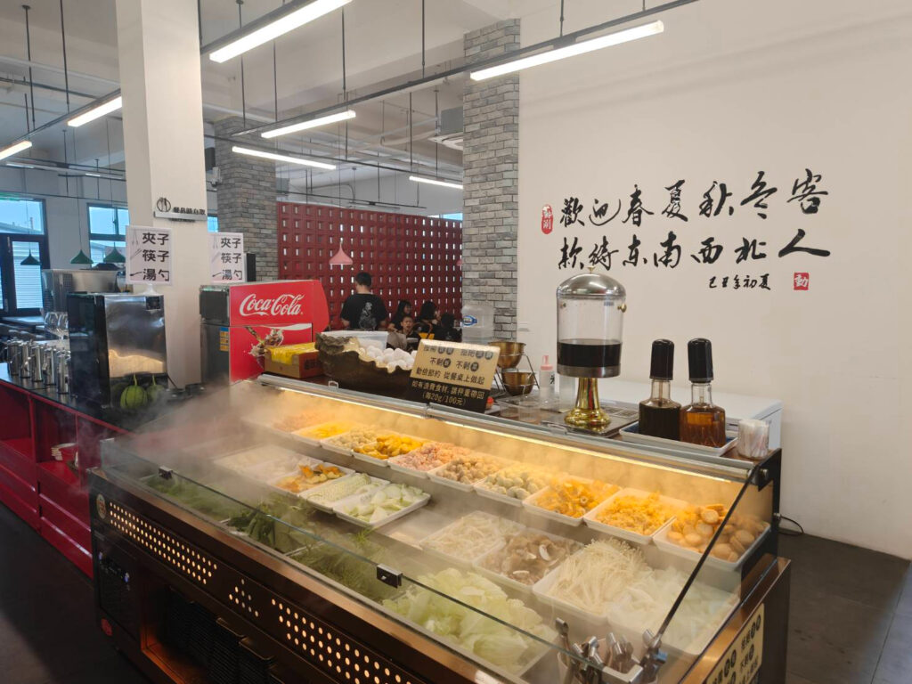 自助吧提供豐富的蔬菜、火鍋料及多種配料,讓消費者自由搭選。圖/動涮溫體涮涮鍋提供