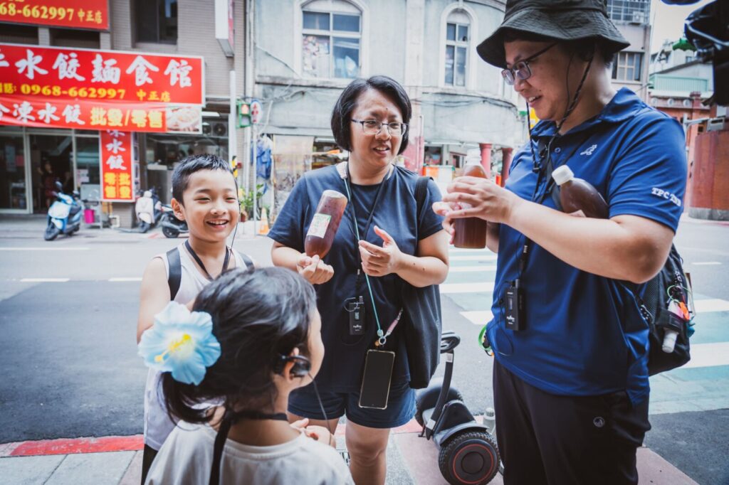 跨越新舊時空《舊城散步趣Ⅱ》串聯桃園百大文化基地 漫遊雙城街弄 - 台北郵報 | The Taipei Post 《舊城散步趣Ⅱ-桃園區》民眾品嚐在地店家青草茶 圖/桃園城市創意設計中心提供