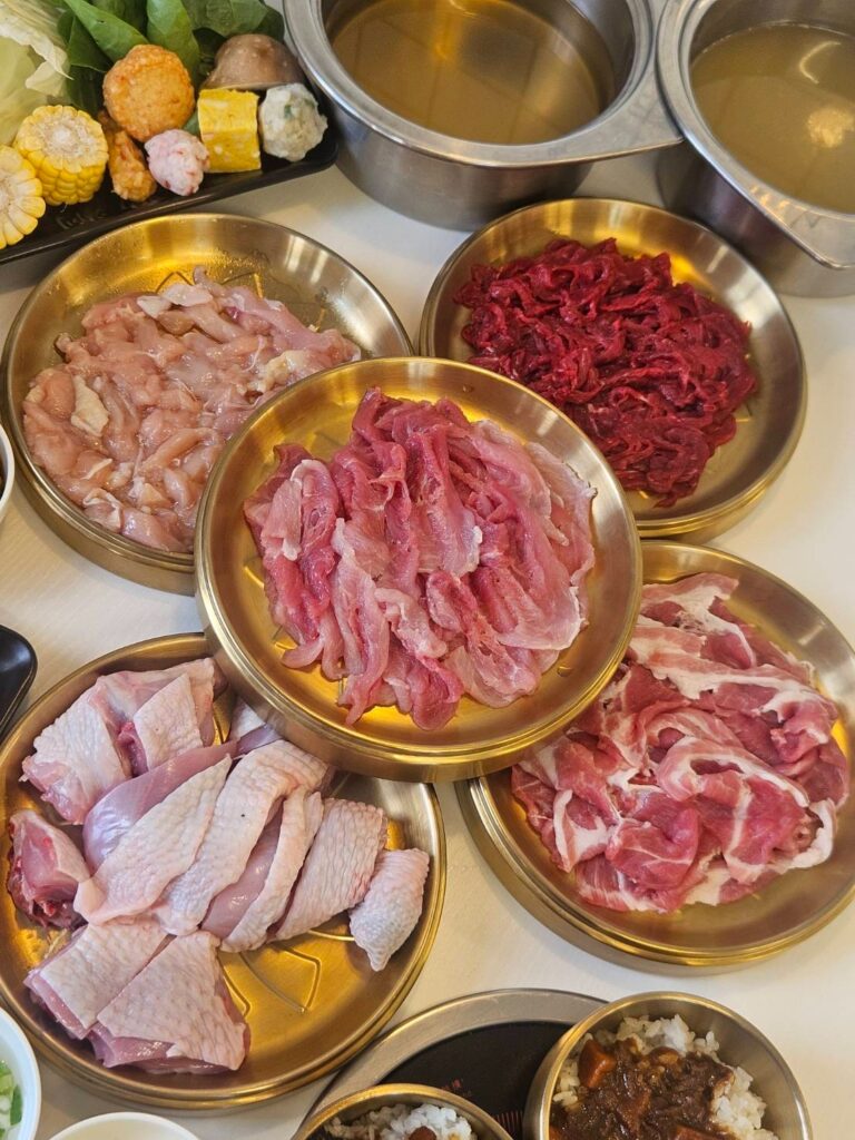 店家嚴選現切溫體肉,保留肉質原有的鮮甜與柔嫩口感。圖/動涮溫體涮涮鍋提供