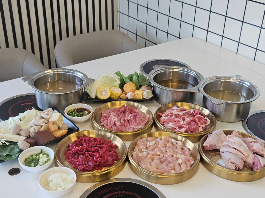 一次集結溫體牛、豬、羊及溫體雞四大肉品,搭配專屬熬煮湯頭,澎湃滿桌。圖/動涮溫體涮涮鍋提供