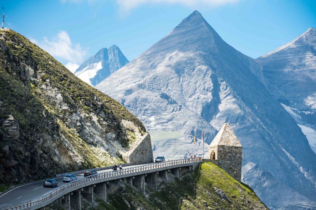 馳騁大鍾山高山公路,遠眺阿爾卑斯壯麗冰川。圖/欣傳媒提供