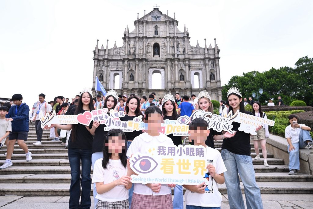 宣昶有領軍!WANN STAGE攜手66 Taipei Muse啟動「小眼睛看世界」澳門公益旅程 - 台北郵報 | The Taipei Post 會長李雅楹領軍選美佳麗和弱勢孩童做公益,後排由左至右分別是康佳麗、劉彧𧘌、李雅楹、呂柚千、管珮廷、蔡盈盈。圖/旺愛國際文化藝術協會提供