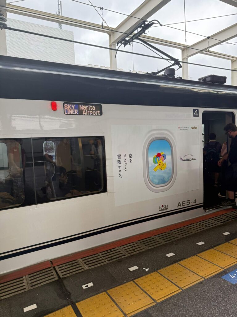 京成電鐵Skyliner特快電車的車身彩繪上了華航與寶可夢聯名的圖案，讓旅客直呼超級驚喜。圖/讀者提供、李明真後製
