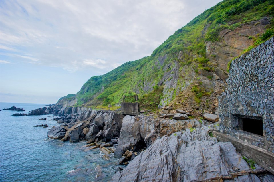 碧海藍天邊緣的豆腐岬,展現東北角陡峭壯麗的海蝕崖壁與歷史遺跡采風。(圖/東北角及宜蘭海岸國家風景區管理處提供)