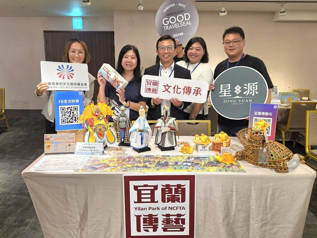 東北角管理處處長游麗玉(左二)與宜蘭傳藝園區等在地特色品牌於攤位前合影,向大眾展示豐富的文化傳承與在地觀光亮點。圖/東北角管理處提供