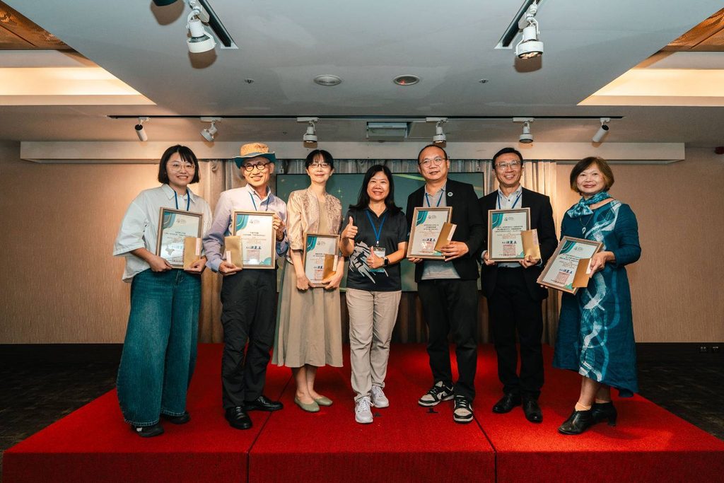 第四屆大東北角永續實踐故事競賽得獎者合影,東北角管理處處長游麗玉(中)於典禮中公開表揚並頒獎肯定獲獎單位的永續成果。圖/東北角管理處提供
