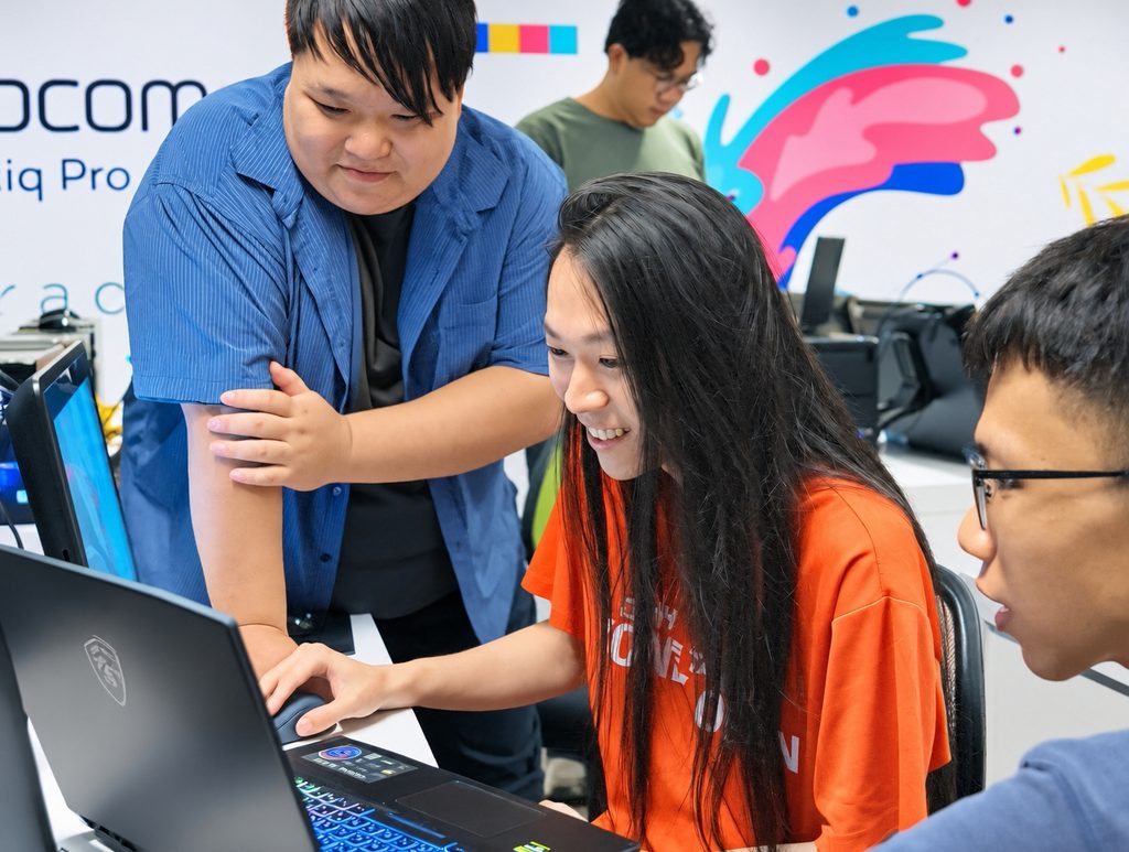 台灣非科班團隊登上國際數位遊戲平台Steam 赫綵學員打造獨立遊戲 - 台北郵報 | The Taipei Post 葉繁晟老師曾任職許多大型遊戲公司,並且擁有豐富的遊戲開發設計的業界經驗,在課堂上不吝與學員們分享與指導。圖/赫綵設計學院提供
