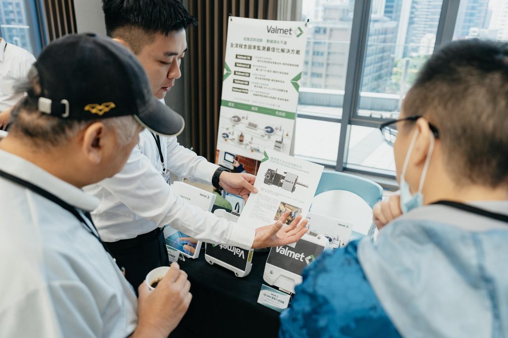 廠商代表於茶歇與交流時間向與會來賓詳細介紹維美德相關技術資料與設備特點，現場互動熱絡。圖/日澤國際提供
