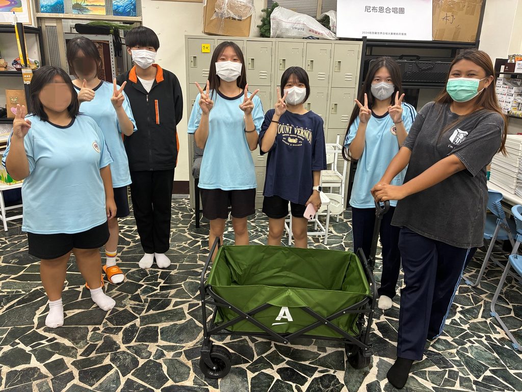 安麗捐贈越野加寬摺疊露營推車予尼布恩學堂，陪伴合唱團外出參賽，減輕師生搬運負擔。圖/安麗提供