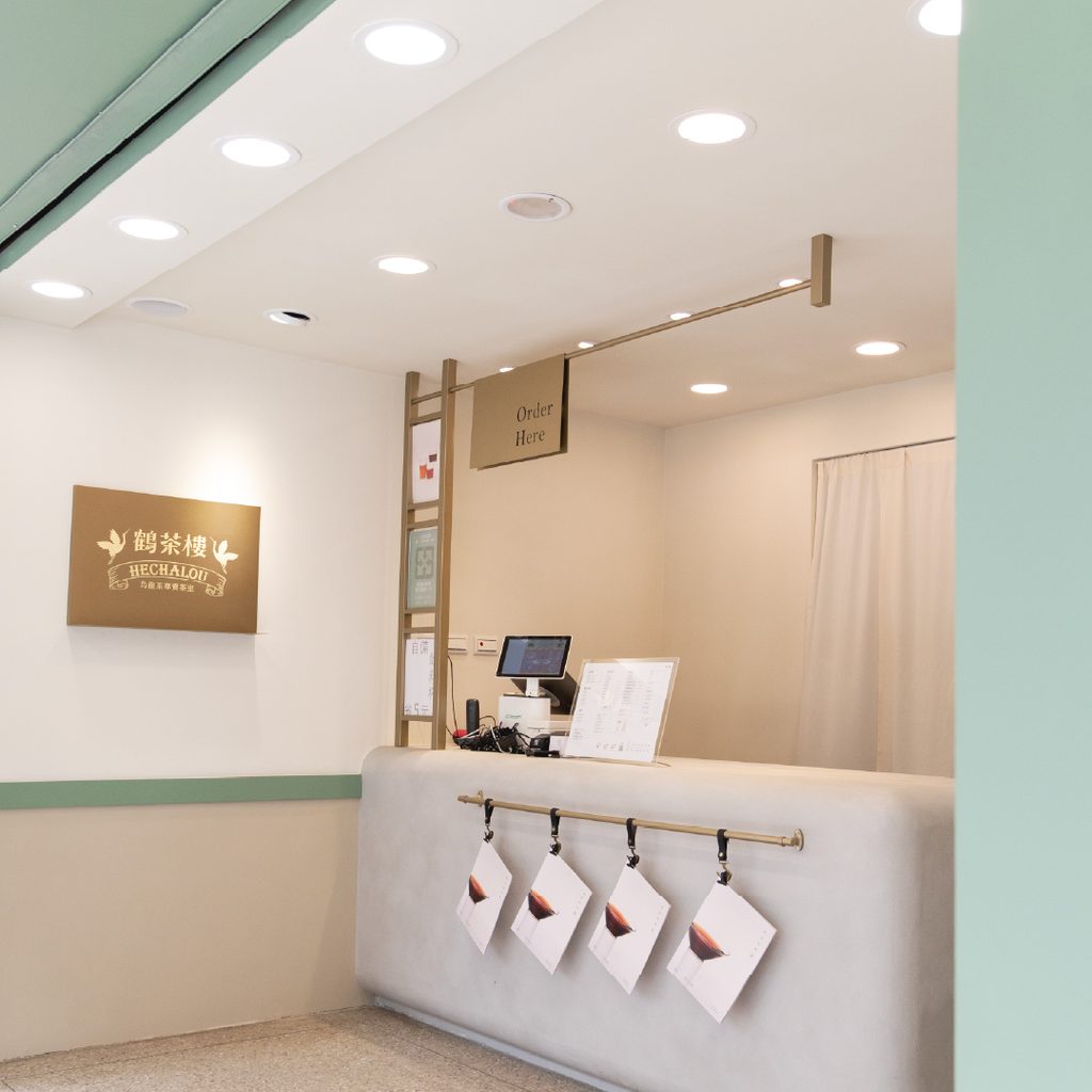 鶴茶樓門市空間全面革新,以溫潤的鼠尾草綠與奶油白定調,將復古木質調蛻變為俐落純粹的現代茶室。圖/鶴茶樓提供