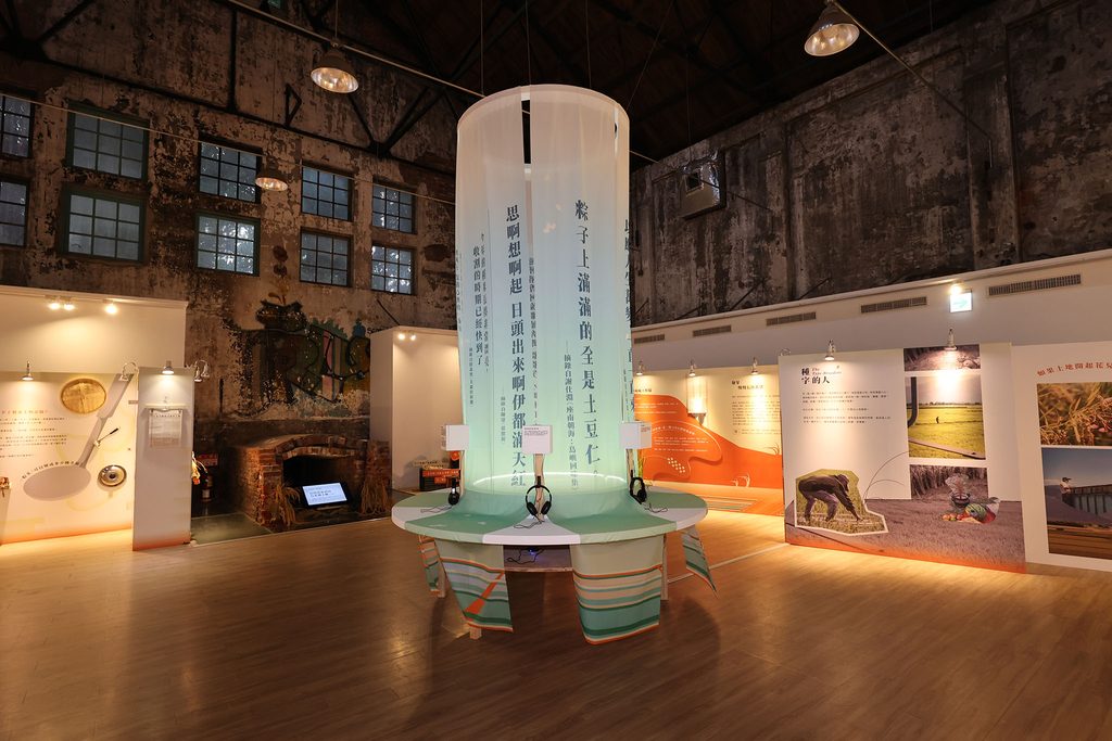「土地會說話」展區，以掛布展示作家詩句，另可拿起耳機聆聽朗讀。圖/台灣文創發展基金會提供