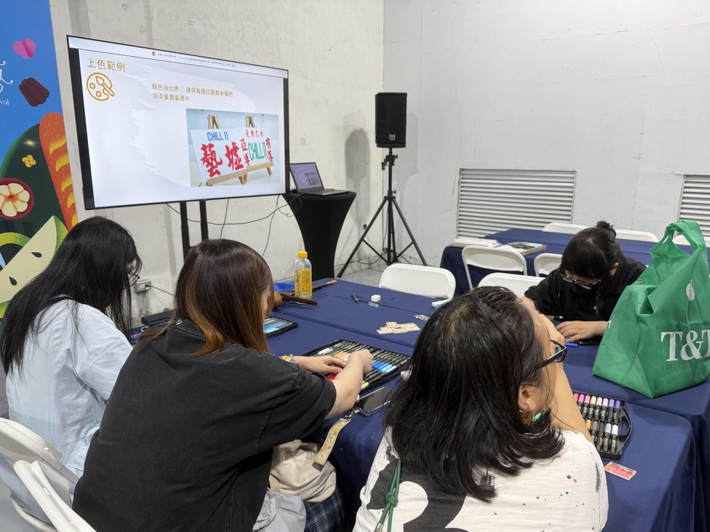 展期規劃多場由海內外職人帶領的手作課程與 DIY 工作坊，參與者在專業指導下親手創作，體驗手作的療癒時光。圖/愛手創提供
