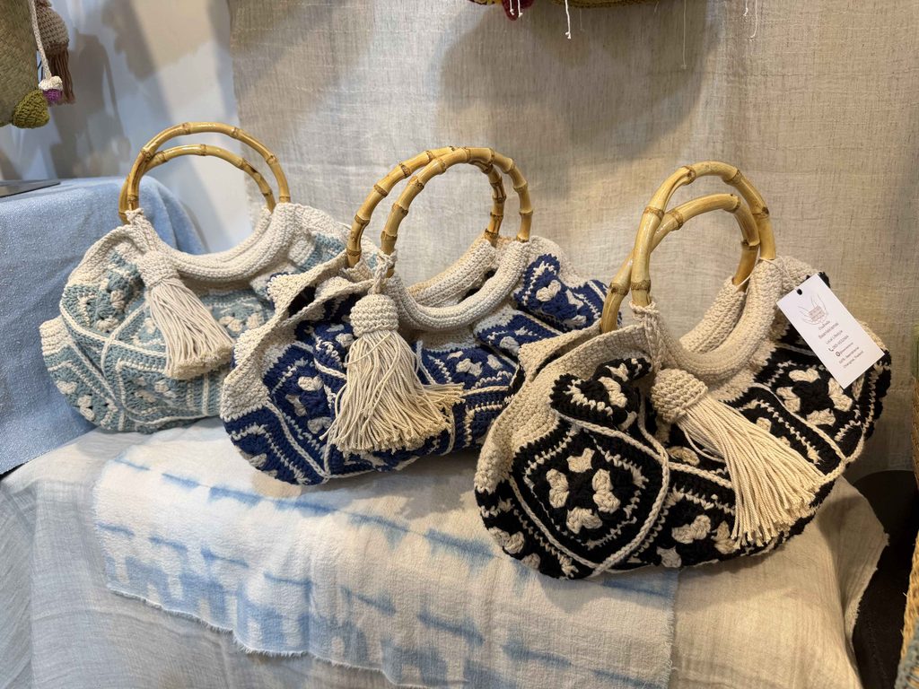 現場展出多元風格的海外職人作品，如泰國品牌的質感編織包款，兼具美感與細節，吸引許多民眾駐足挑選。圖/愛手創提供