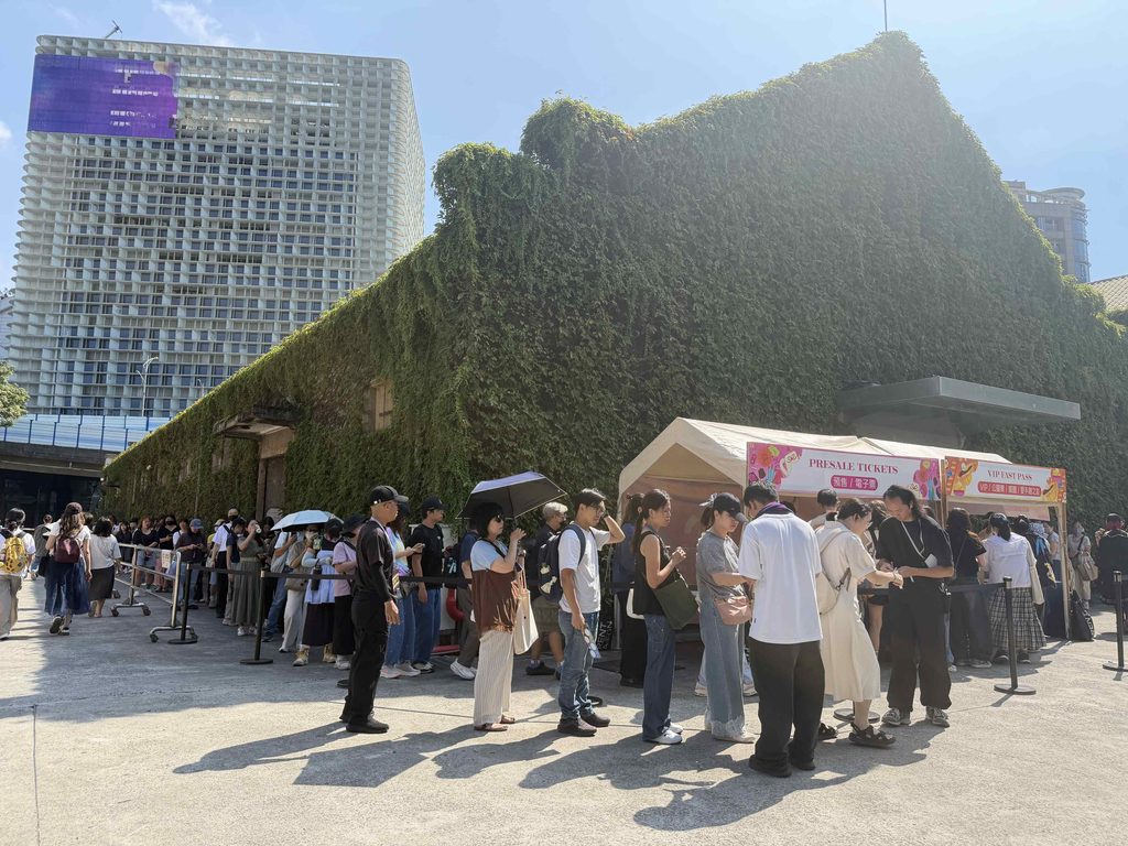 開展首日便吸引大批手作愛好者一早前往華山排隊入場，展現超高人氣，準備展開為期三天的創意設計派對。圖/愛手創提供