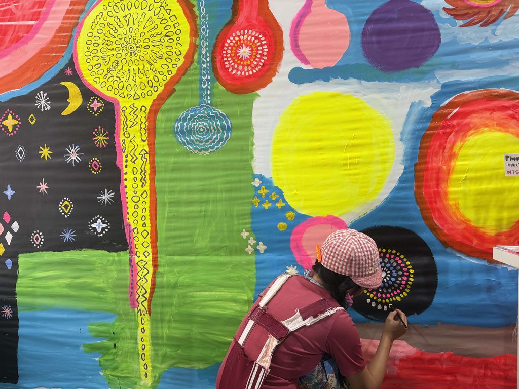日本氣質 LIVE PAINTING 畫家現場進行即興繪畫演出，讓民眾近距離欣賞藝術創作的誕生過程，感受流動的靈感魅力。圖/愛手創提供