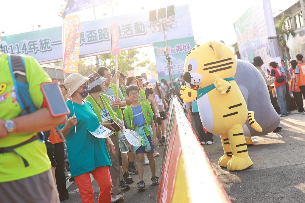 往年健走活動民眾合影，展現健走活動的熱鬧氣氛。圖/高雄國稅局提供