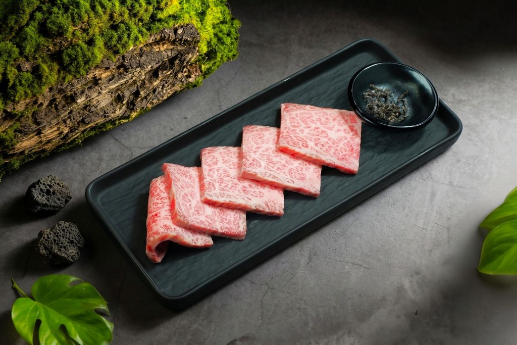 森森燒肉推新菜和牛巡禮&法式甜點 憑發票送單點A5和牛再抽萬元免單&周邊 - 台北郵報 | The Taipei Post 出示餐廳發票消費兌換A5和牛蕾絲厚燒。圖/森森燒肉提供